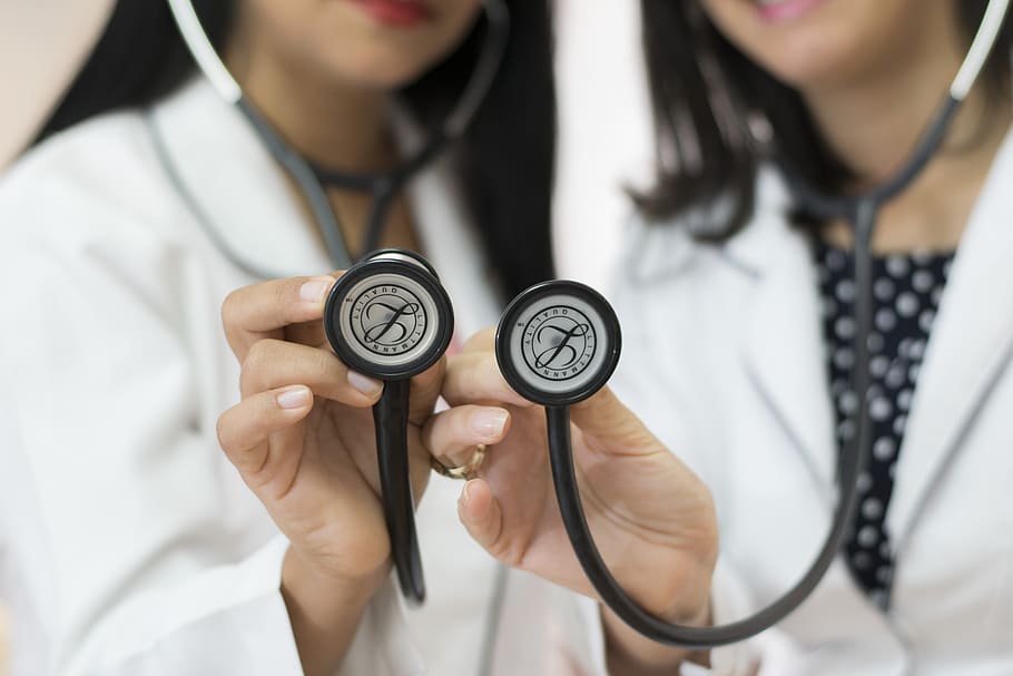 El Consejo Autonómico de Colegios Médicos de CLM considera que contratar a médicos sin título de especialista para AP desprestigia la profesión