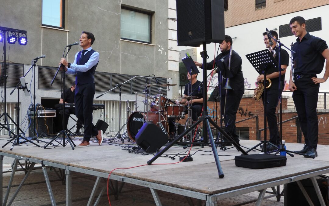 El doctor Javier Viñas llenó de música la Plaza de los Médicos con su grupo ‘The Heart Swingers’