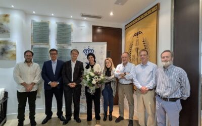 El Consejo Autonómico de Colegios de Médicos de Castilla-La Mancha homenajea a la Dra. Natividad Laín con la insignia de plata.